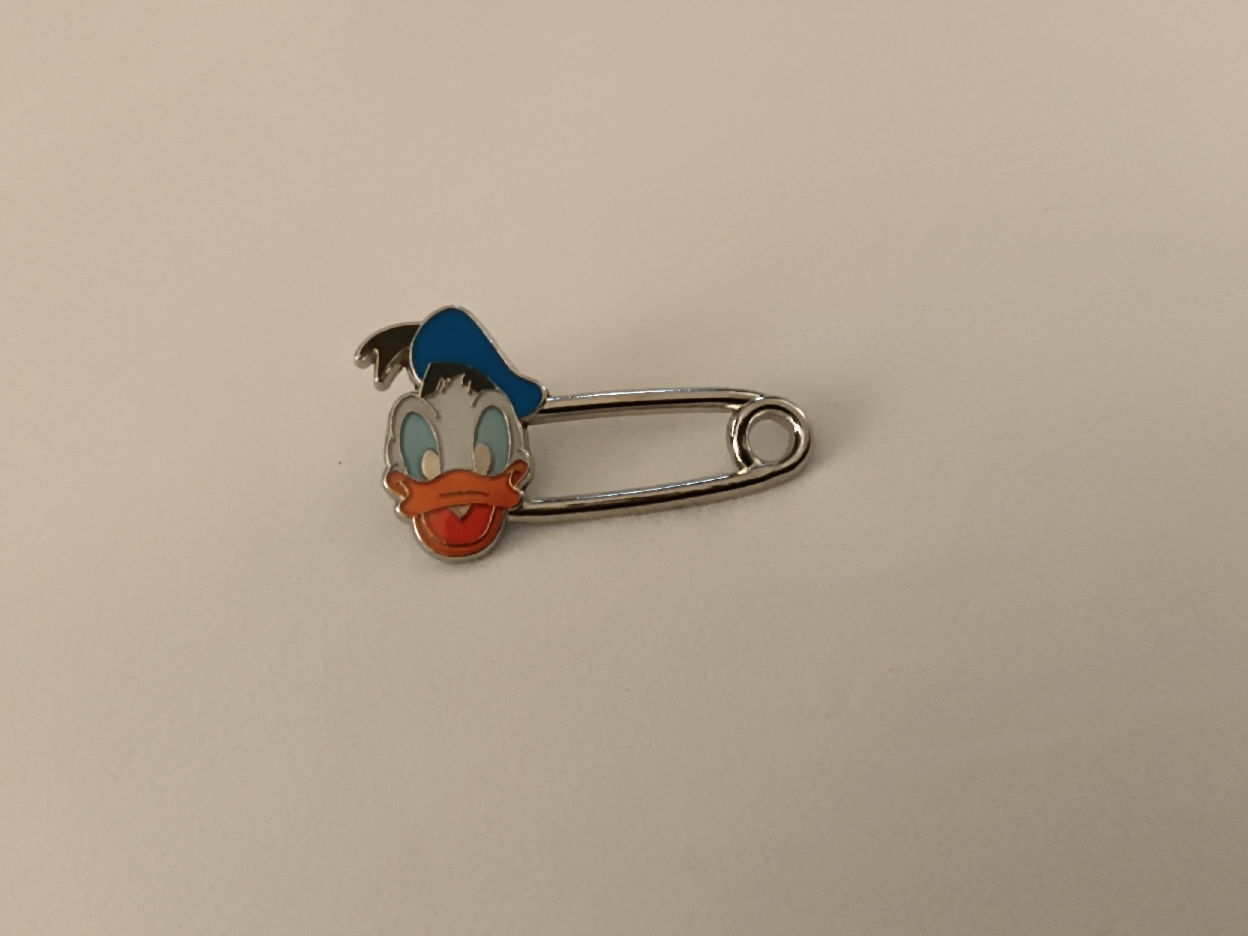 Disneyland Hong Kong 2015 Donald Duck Safety Pin Trading pin 