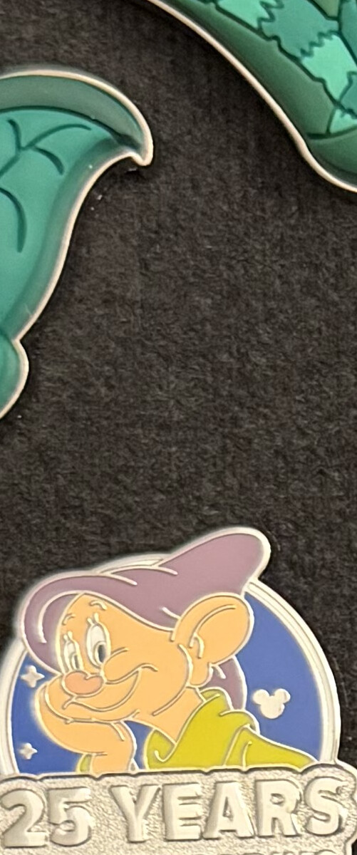 2025 WDW Hidden Disney Pin Dopey Snow White 25 Years Logo Hidden Mickey Pin