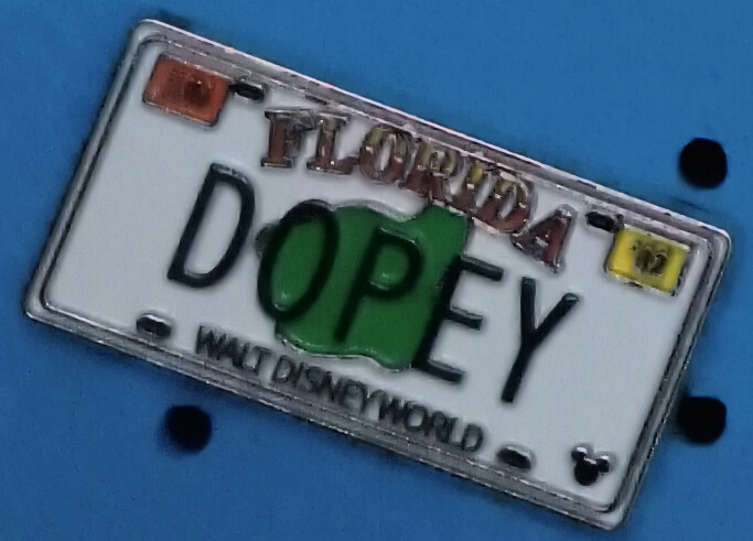 Disney Pin WDW Hidden Mickey DOPEY License Plate Snow White Cast Lanyard 2006