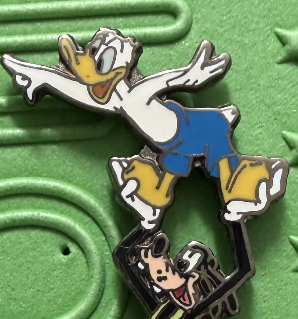 DS - Donald and Goofy - Barber Shop 2007 Disney Pin G8