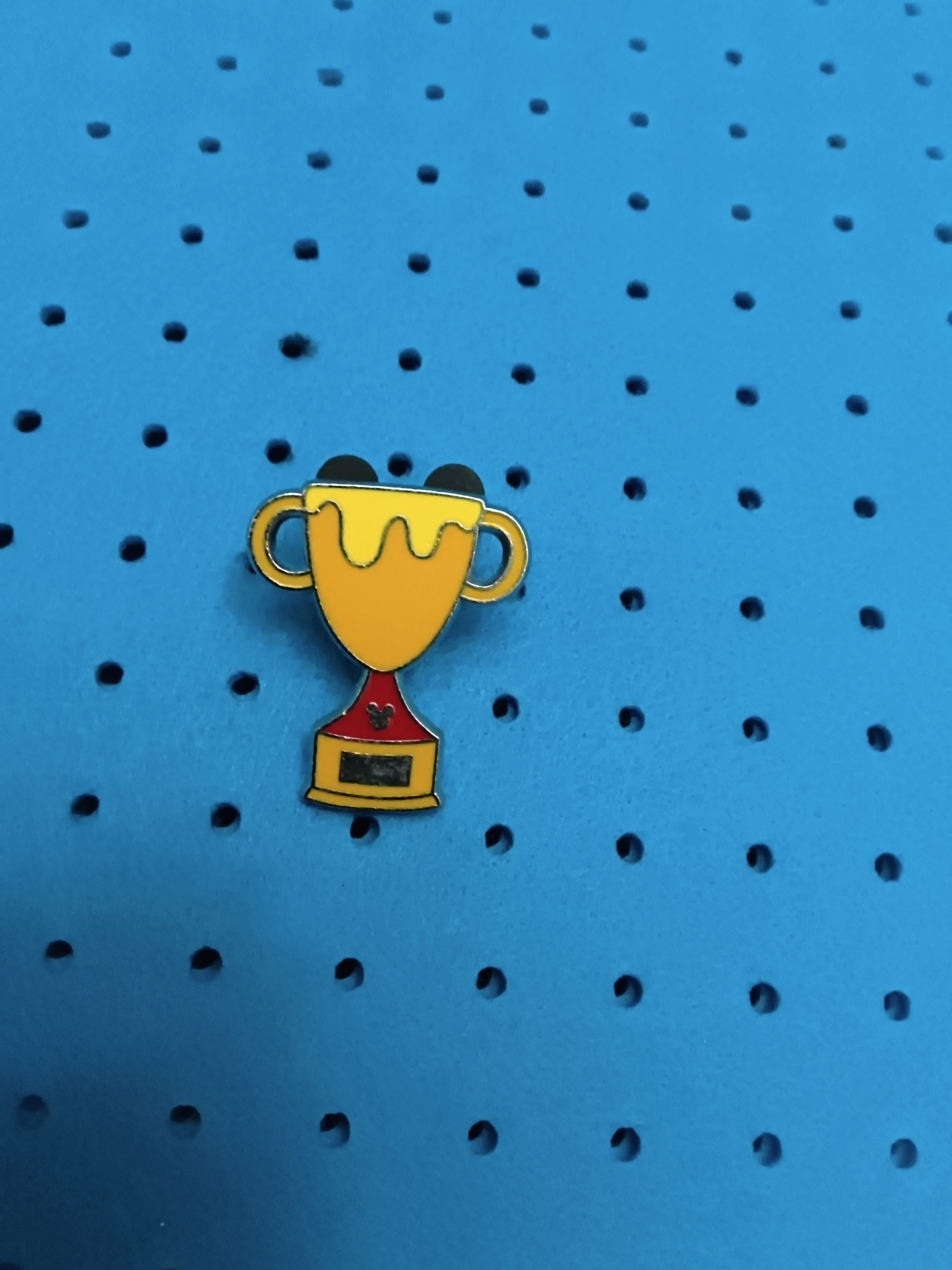 Disney Pin Winnie The Pooh Trophy 2019 DLR Hidden Mickey