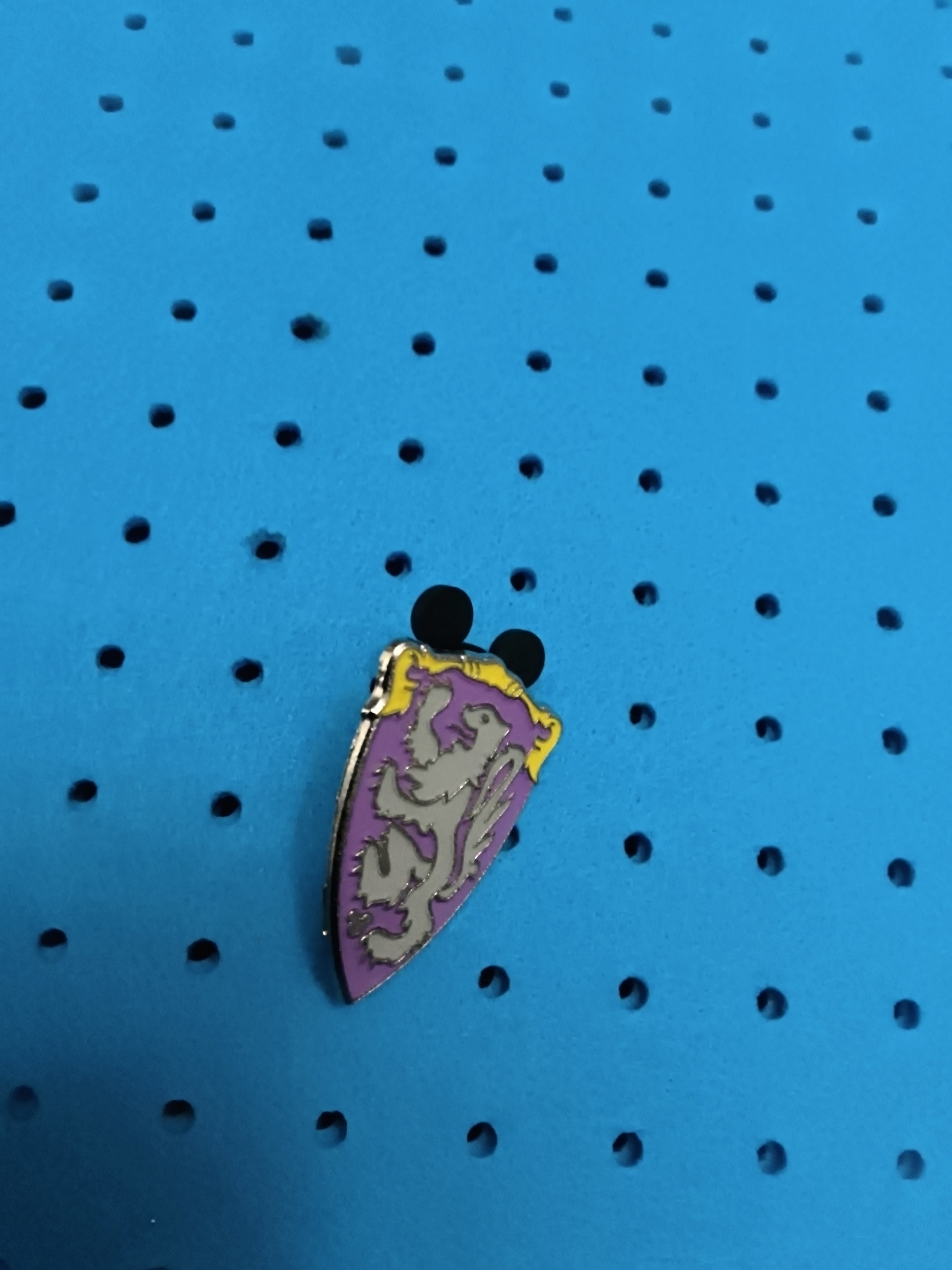 Disney 2012 Hidden Mickey Fantasyland Icons Shield Pin 5 of 5 READ!!!