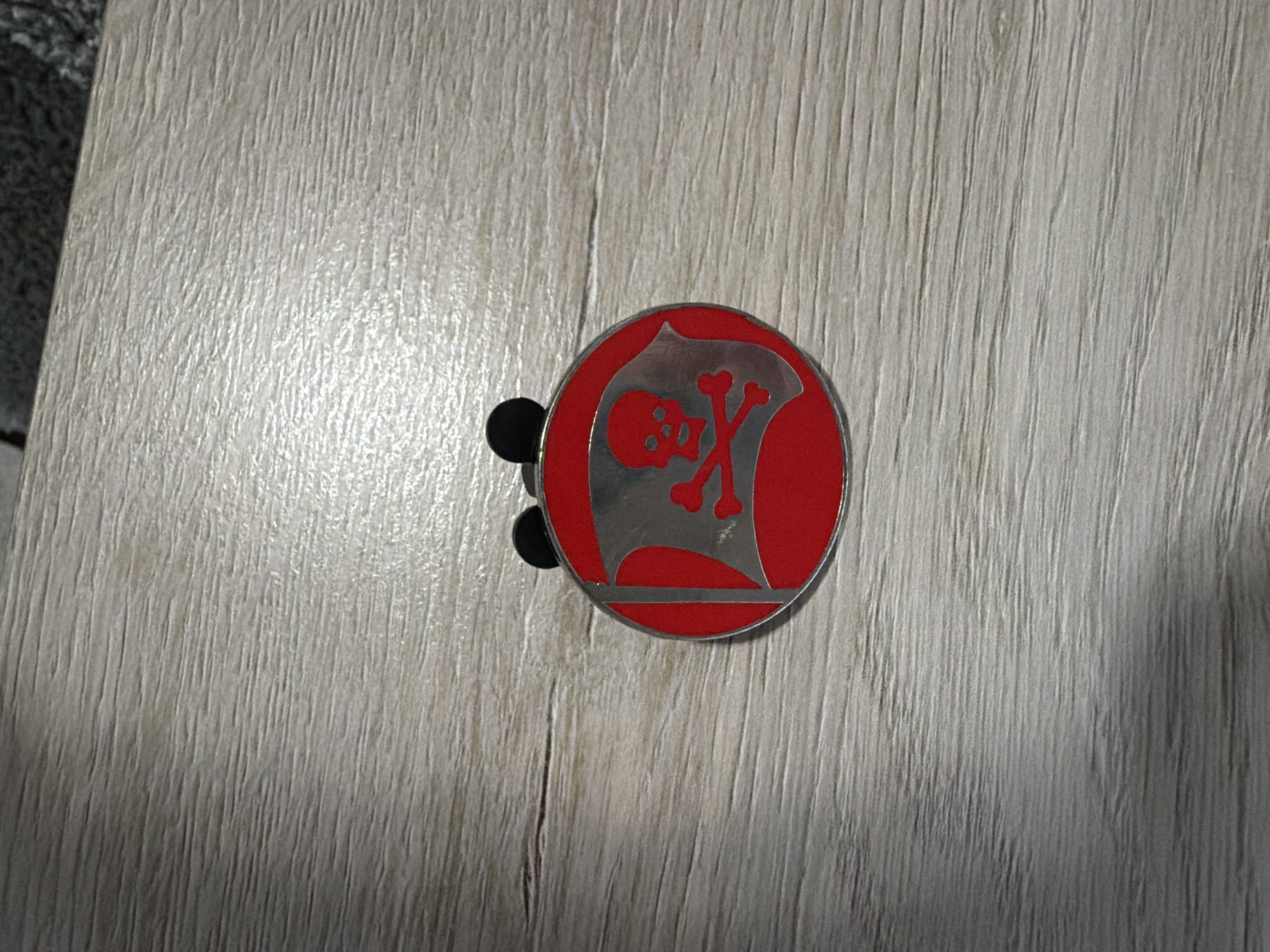 Walt Disney PIRATES OF THE CARRIBEAN SKULL & CROSSBONES RED Pin 81373